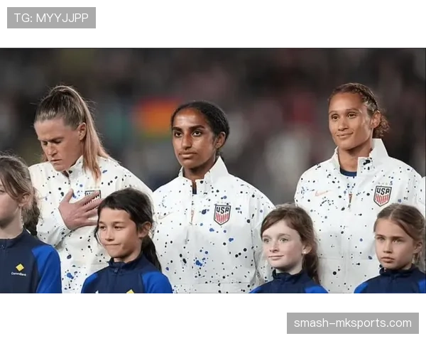 拉皮诺又穿那件亮片夹克去训练了？这姐的场下造型比比赛还敢花