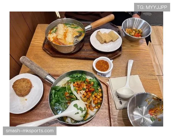 熊朝忠家的米线店开到训练馆隔壁，冠军吃碗粉都要被围观